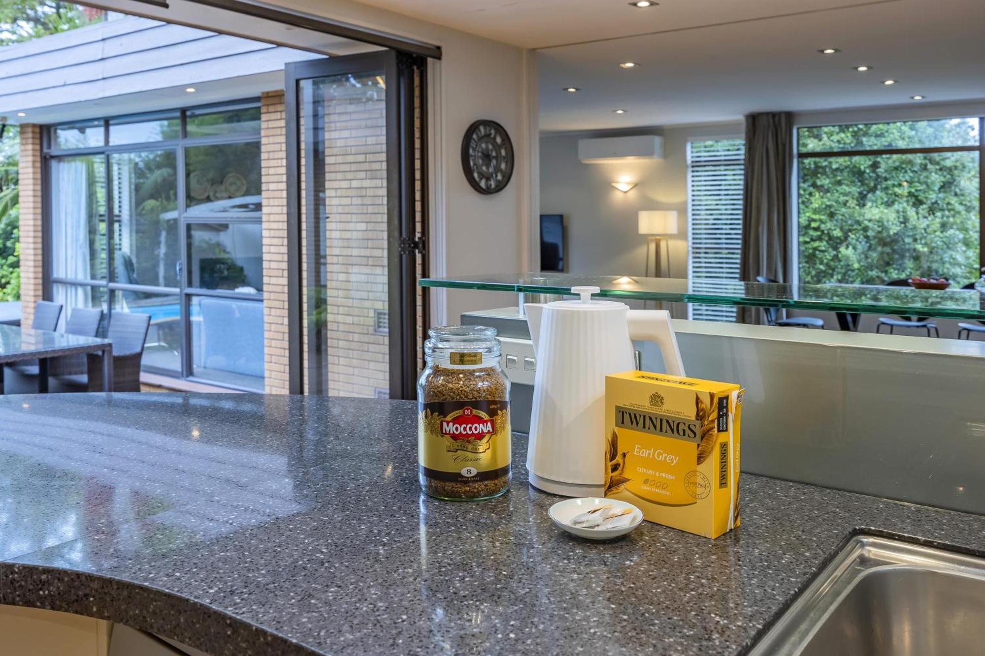 Entire House With Pool, Spa Auckland Bagian luar foto